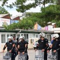 Студенти у блокади испред Новосадског сајма: Покушавају да спрече испит на Правном факултету, стигла и полиција