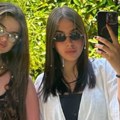 Čolina ćerka sa drugaricom zavodi na letovanju: Ne zna se koja je atraktivnija - animal print, dekolte i gole noge (foto)