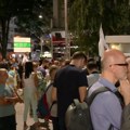 Policija blokirala Kraljevčanima prilaz SNS prostorijama