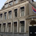 Incident u Hagu: Zastava tzv. OVK postavljena na vrata Ambasade Srbije