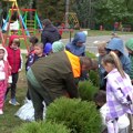Podeljeno 500 sadnica bora, deca u vrtiću sadila tuje: „Srbijašume“ obeležilo 34 godine rada (VIDEO)