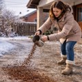Izgleda besmisleno, ali radi: Zašto ljudi posipaju sneg talogom kafe