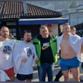 Da li je ovo najlepša slika za Bogojavljenje? Četvorica braće zajedno sa ocem plivaju za Časni krst