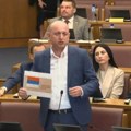 Knežević u Parlamentu CG: Prvo sam Mila Đukanovića video sa trobojkom (video)