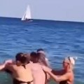 (Video) Masovna tuča žena u plićaku u Ulcinju: Jedna udarila muža drugoj, pa nastao opšti haos, dete na gumi gledalo kako se…