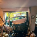 (Foto) Automobilom probio zgradu i ušao direktno u dnevnu sobu! Bizarna nesreća kod Kopra: Slike su jezive