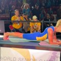 VIDEO: Baka 12 unučadi držala plank pet sati da obori svetski rekord