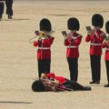 (VIDEO) Velika Britanija i visoke temperature: Gardisti padali u nesvest tokom vojne parade