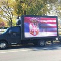 Zastava Srbije, slike stradanja Srba na Kim i poruka Kurtiju: Kamion sa obeležjima naše zemlje prošao ulicama Vašingtona…
