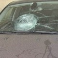 (Foto)vandalizam: U Kragujevcu kamenom razbijene dve šoferke na automobilima parkiranim u mirnom delu grada.