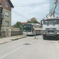 Mešalicom za beton blokirali pola ulice, da li mislite da je to u redu?