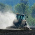 Bizarna nesreća u Požegi: Traktor krenuo sam, pa pregazio čoveka i zabio se u kuću!