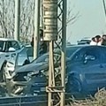 (Foto, video) auto sleteo sa pančevca na prugu: Povređeni roditelji i troje dece! Vozilo slupano, gužve ogromne na prilazu…