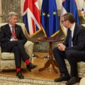 Predsednik nastavio sa sastancima u predsedništvu: Vučić razgovarao s britanskim ambasadorom Fergusonom (foto)