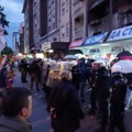 Protest kod štanda SNS-a u Novom Sadu - uvrede, jaja i kordon policije