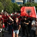 Ambasada Srbije u Tirani osudila cepanje srpske zastave i ekstremističke simbole