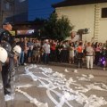 Toalet papirom na sedište grada u Leskovcu, kao i prostorije SNS-a i SPS-a