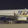 Drama! Izbio požar u avionu! Putnici skaču sa krila na pistu, ima povređenih! Opšti haos na aerodromu u Majorki (video)
