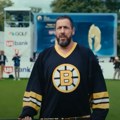 Film koji hvali Tejlor Svift: "Happy Gilmore 2" hit na netfliksu "Blesava, vulgarna i beskrajno iscrpljujuća komedija, u kojoj…