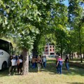 Šefer iz Šri lanke odvezao pedesetak članova SNS-a iz Kragujevca na komemorativni skup u Sremskim Karlovcima (VIDEO)