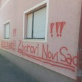 Neprimeren grafit na kući „studenta koji želi da uči“: Vlast osula "paljbu" po Zborovima Novog Sada, oni demantuju da stoje…