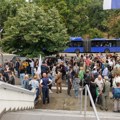 Skup podrške rektorki Univerziteta umetnosti ispred Prekršajnog suda u Beogradu