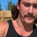 Da ti se prevrne želudac! Influenser probao najsmrdljiviji sir na svetu, zažalio već na prvom zalogaju! (video)