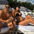Trudna pevačica proslavila 33. rođendan na jahti na Floridi. Stomak do zuba, a sada ju je partner i zaprosio dijamantskim…