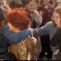 (Video) Kad ti đaci ovako trče u zagrljaj i brišu suze, onda je 40 godina rada u školi vredelo i te kako! Nismo videli…