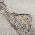 Čitaoci javljaju: Rupe na putu Leskovac-Vučje, preko Donje Jajine, još dublje, punili ih peskom a plaćeni od para građana