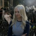 Nosila transparent „Svi panduri su kopilad”, pa se žali što je iz Slovenije morala na sud u Srbiji