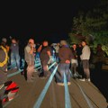 GRAĐANI ZA HITNU DEBLOKADU DEPONIJE – Manja grupa i dalje blokira i pokušava izazvati incidente