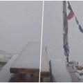 SAD je bilo 40 stepeni, a pogledajte ovo! Sneg veje na Olimpu u Grčkoj, prizor ostavio sve u šoku (video)