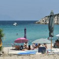 Dve ležaljke i suncobran 100 evra! Turisti u šoku: Punjenje flašice vodom naplaćuju jedan evro