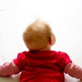 Kada bebe treba da počnu da puze i smeju li da preskoče tu fazu?