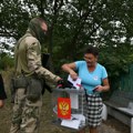 Glasačka kutija ispod drveta, ili je nosi vojnik; Ovako izgledaju izbori u Donjeckoj oblasti... FOTO/VIDEO