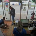 (Foto, video) neverovatna scena u selu kod Čačka: Srna proletala kroz stakleni izlog benzinske pumpe