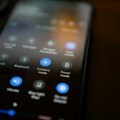 Zašto telefon mora u avionski režim i da li zaista može da ometa let?