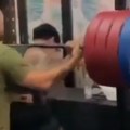 Uznemirujući video Bodibilder smrtno stradao kada mu je na vrat palo 210 kilograma