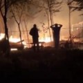 Vatra "guta" dve vikendice u Kniću Izbio strašan požar, crni dim kulja u nebo (foto/VIDEO)