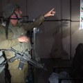 "Našli smo Hamasovo skladište oružja!" Izraelci tvrde da su upali u tajni tunel - ovo su prsluci bombaša samoubica!