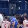 VIDEO Opšta tuča i velika bruka srpske košarke: Trenera davili, roditelji upali na teren i napravili haos, reagovala i…