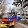 Gori stan u centru Čačka, dim kulja kroz prozor: Požar izbio u stambenoj zgrdi, dvoje lica povređeno (FOTO)(VIDEO)