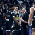 Zvižduci, šok: Umalo tuča navijača Partizana! (VIDEO)