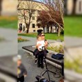 (Video): "Zakleo se bumbar u cvet i u med" Aleksandra Prijović zapevala sa uličnim sviračima u Banja Luci, sina drži u…