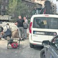 Копају и ручно да дођу до напукле цеви испод степеништа