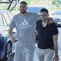 FOTO GALERIJA - Gudurić i Avramović zagrljeni stigli na okupljanje reprezentacije, tu je i nasmejani Jokić!