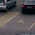 Vozila sa invalidskim nalepnicama plaćaju parking u zoni naplate ukoliko nisu parkirana na predviđenim mestima (AUDIO)