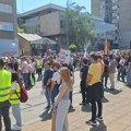 (IZ MINUTA U MINUT) 21 minut tišine, odata pošta stradalima u Topoli: Veliki protesti 6 meseci nakon tragedije u Novom Sadu