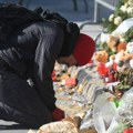 Zborovi Novog Sada traže hapšenje čoveka koji je mokrio po mestu počasti žrtvama nadstrešnice, građani se skupili da…